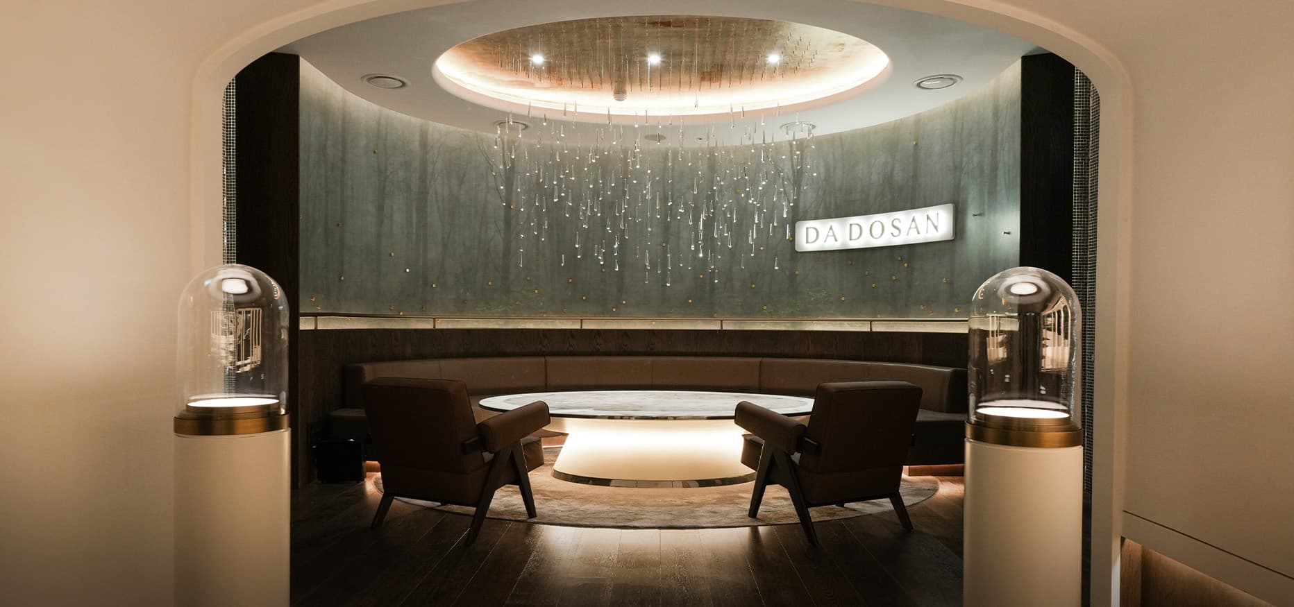THE LOUNGE — A lounge where tranquility and elegance reside.